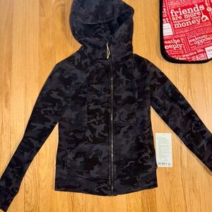 Lululemon Scuba Hoodie *Light Cotton Fleece
Incognito Camo Multi Grey - Size 4